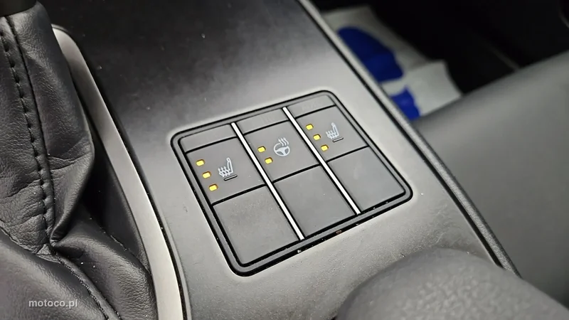 Lexus UX 16