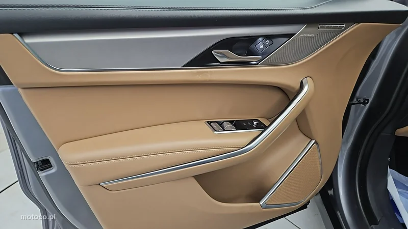 Jaguar F-Pace 10
