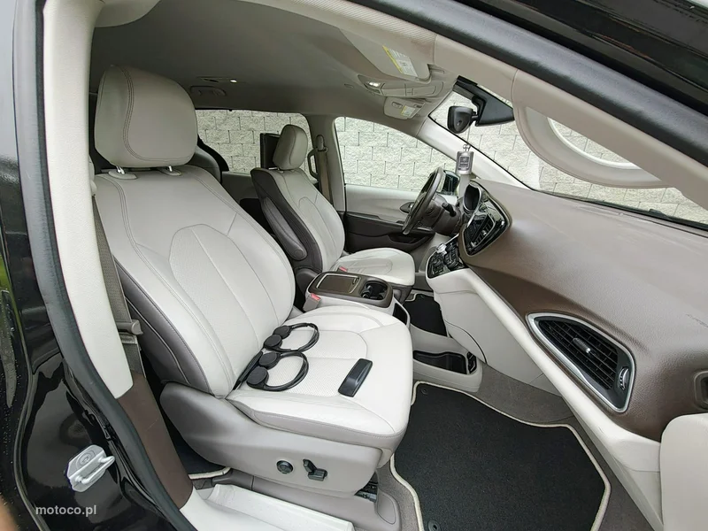 Chrysler Pacifica 12