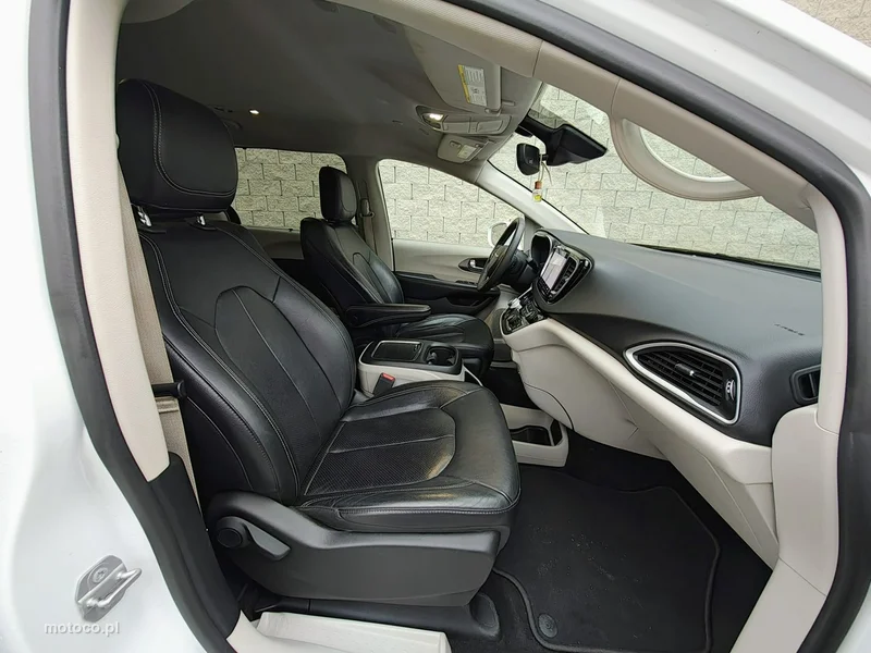 Chrysler Pacifica 12