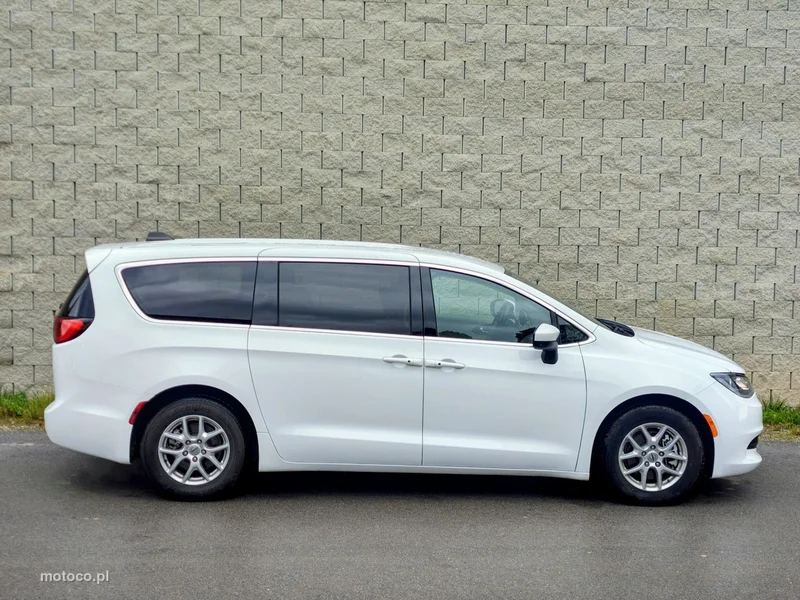 Chrysler Pacifica 9