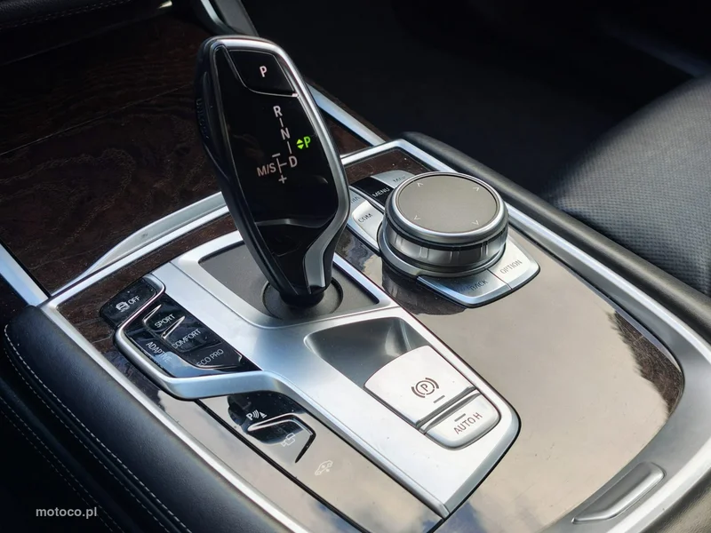 BMW Seria 7 G11 740 27