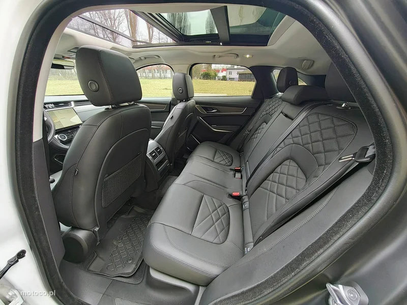 Jaguar F-Pace 13