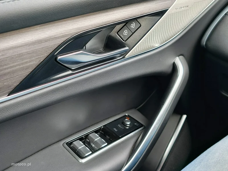 Jaguar F-Pace 24