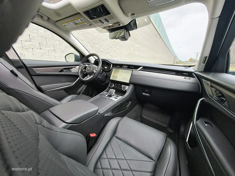 Jaguar F-Pace 10
