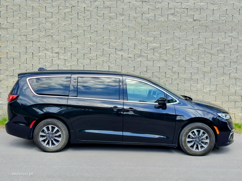Chrysler Pacifica 9