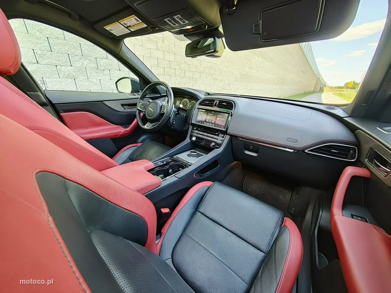 Jaguar F-Pace 12