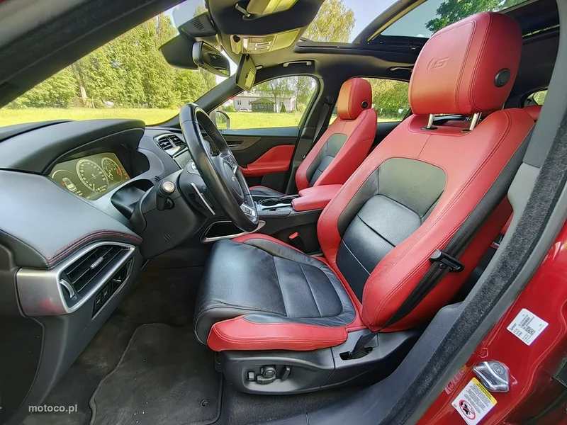 Jaguar F-Pace 14