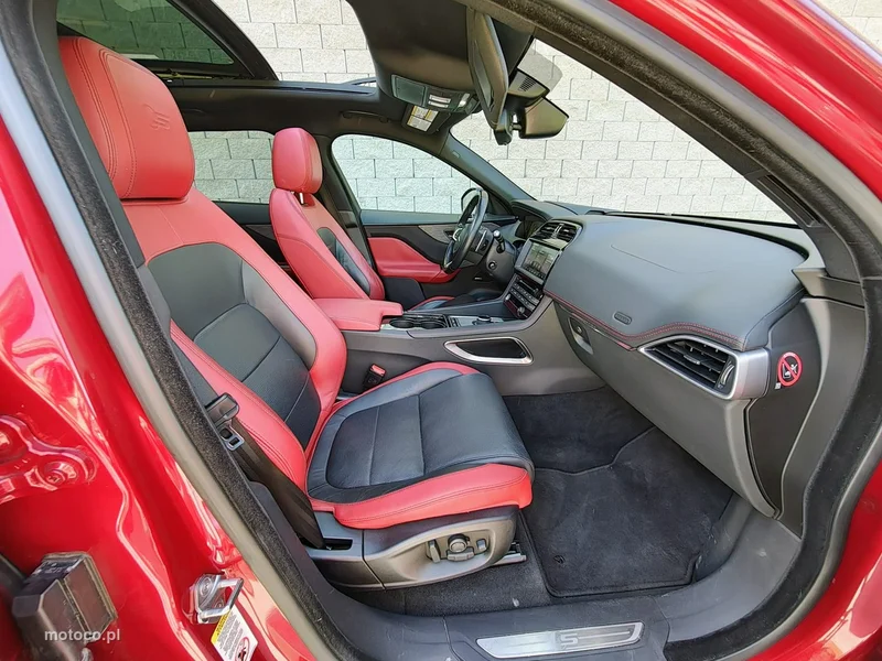 Jaguar F-Pace 15