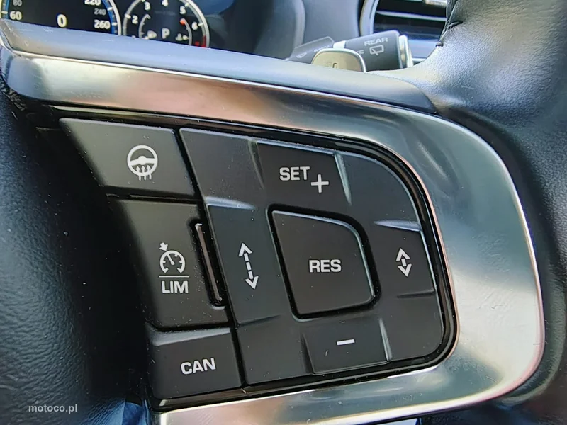 Jaguar F-Pace 26