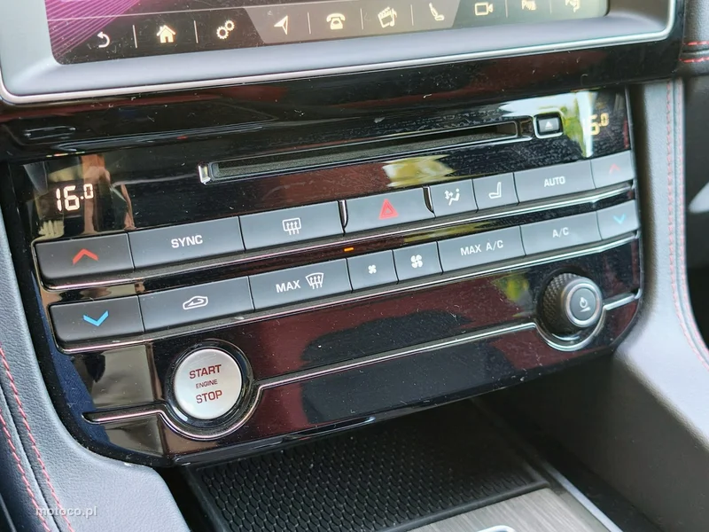 Jaguar F-Pace 27