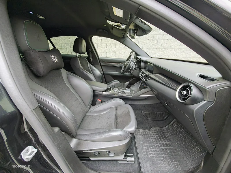 Alfa Romeo Stelvio 10