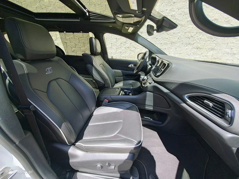 Chrysler Pacifica 12