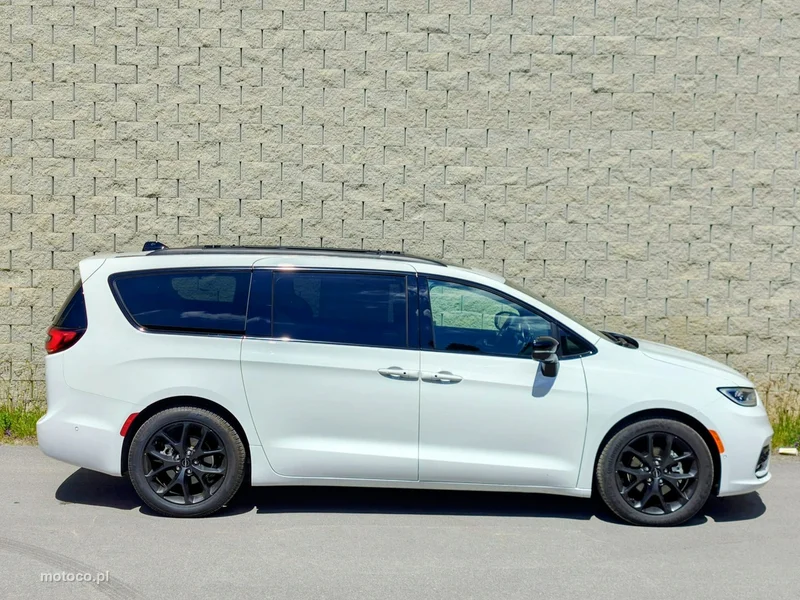 Chrysler Pacifica 8