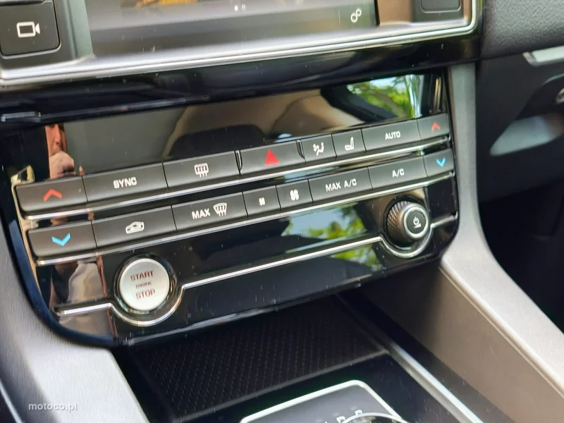 Jaguar F-Pace 24
