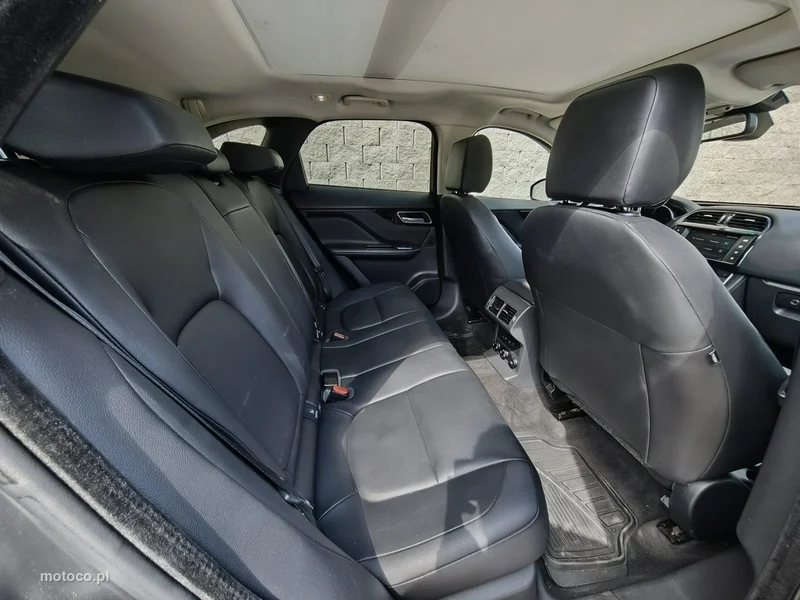 Jaguar F-Pace 14