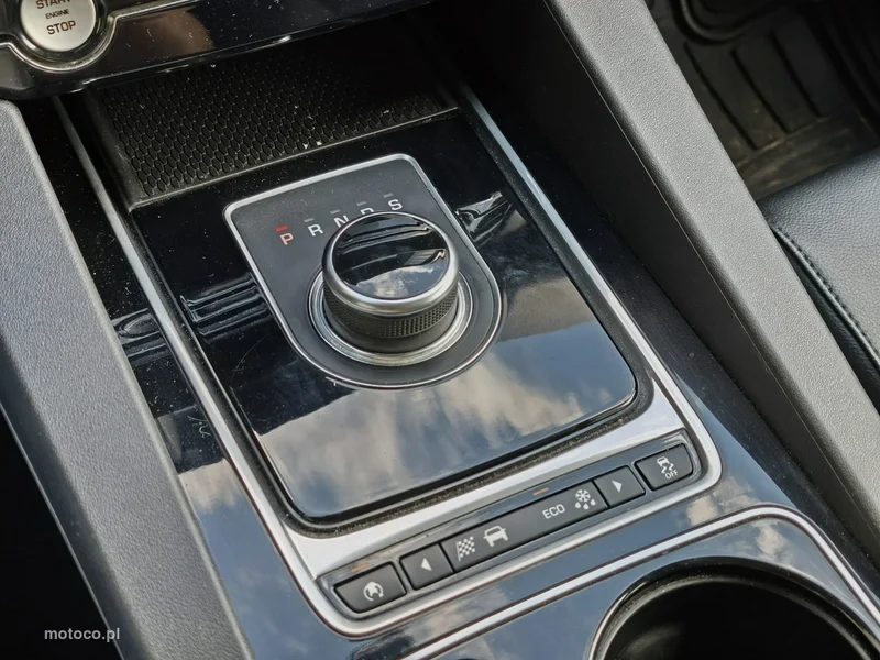 Jaguar F-Pace 22