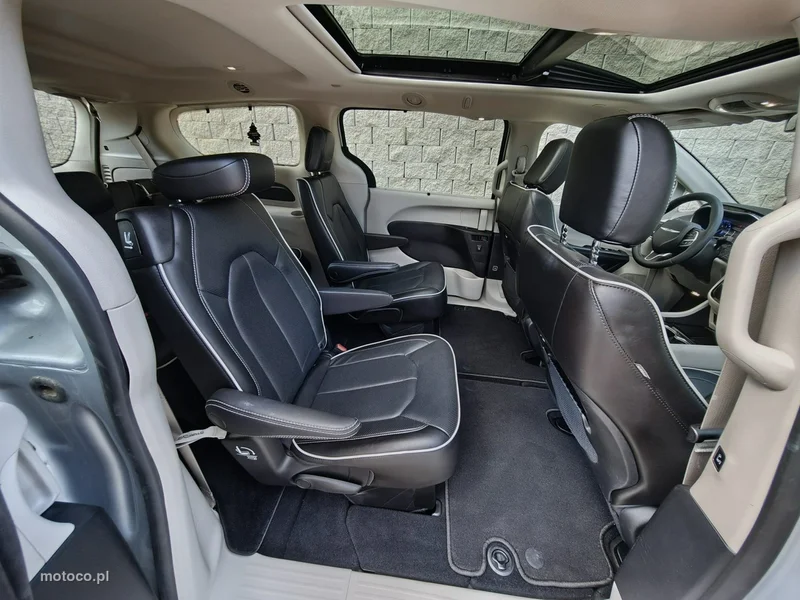 Chrysler Pacifica 30