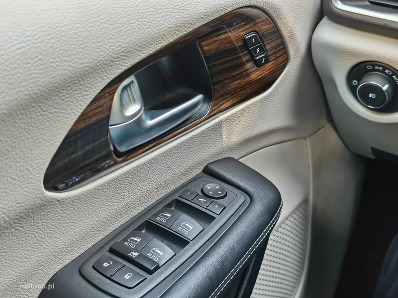 Chrysler Pacifica 11