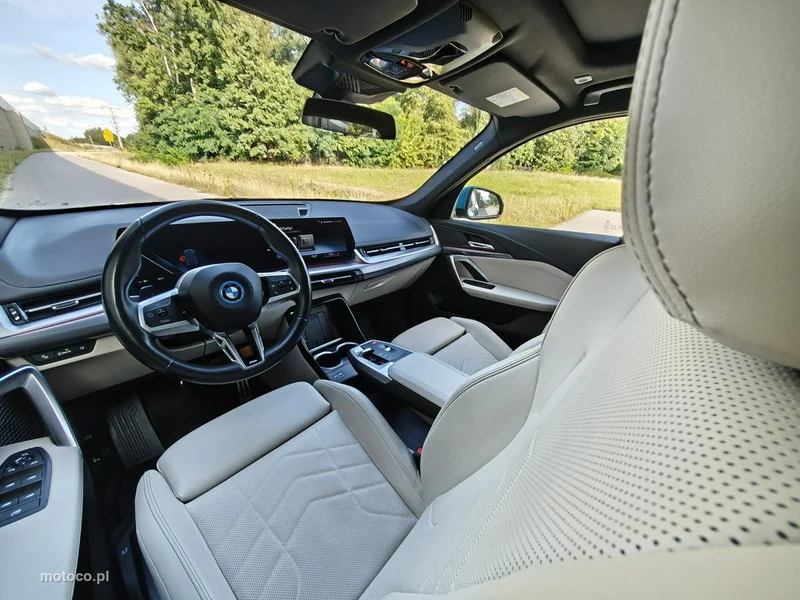 BMW iX1 12