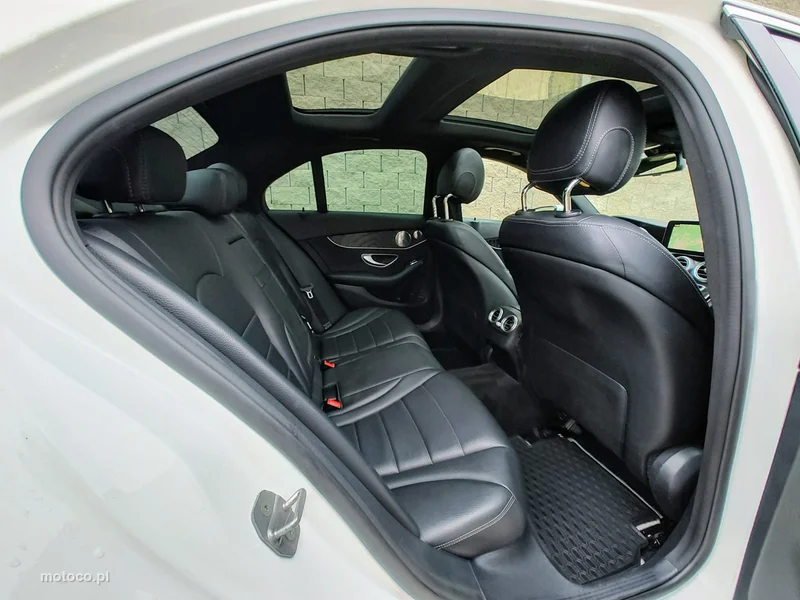 Mercedes-Benz Klasa C W205 C 300 12