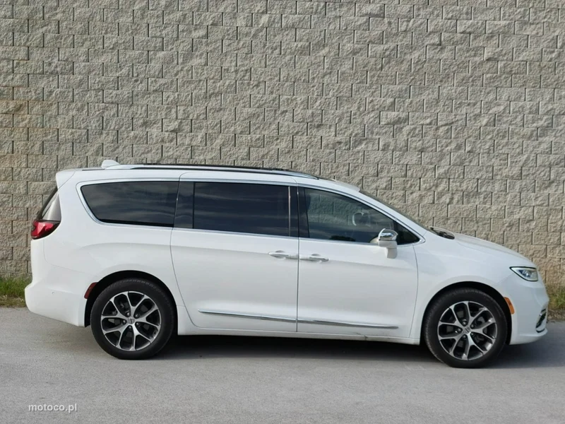 Chrysler Pacifica 8