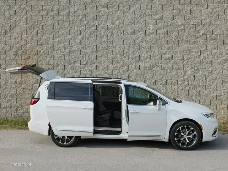 Chrysler Pacifica 9