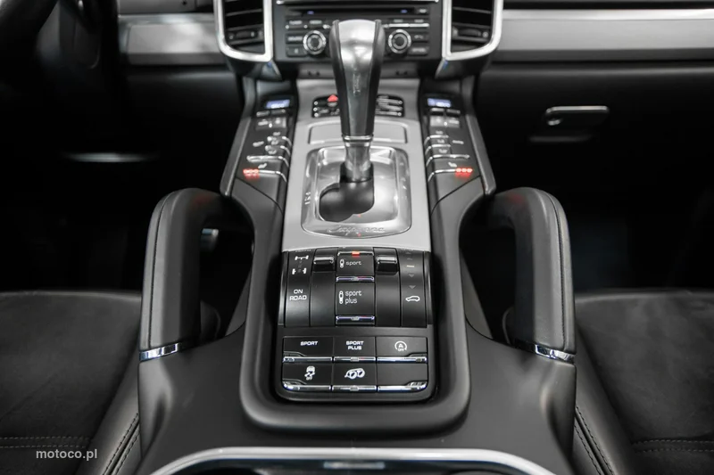 Porsche Cayenne 92A Cayenne GTS 32