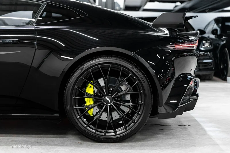 Aston Martin Vantage 16