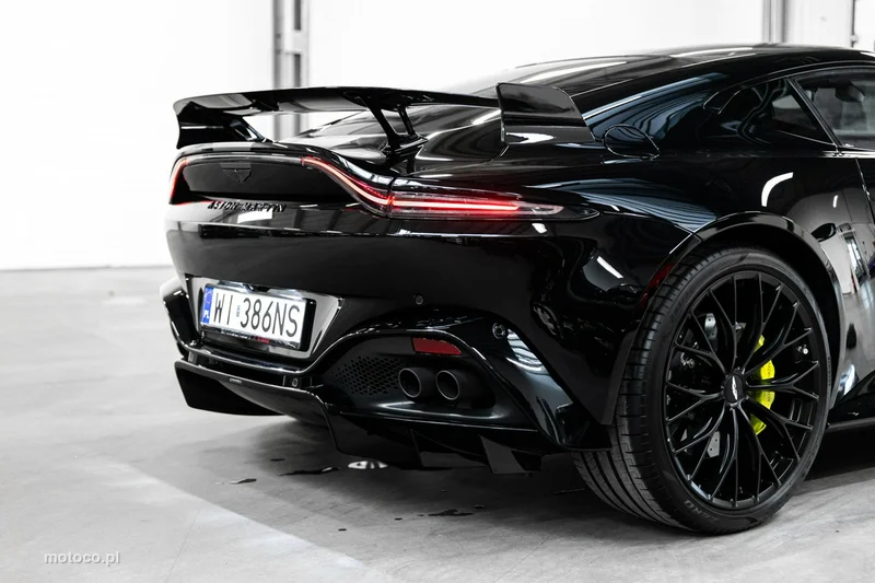 Aston Martin Vantage 22