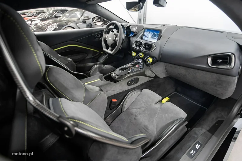 Aston Martin Vantage 28