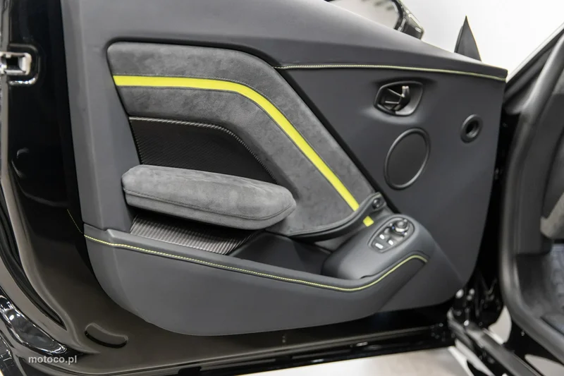 Aston Martin Vantage 32