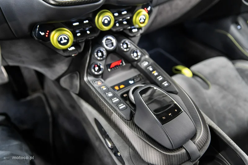 Aston Martin Vantage 34