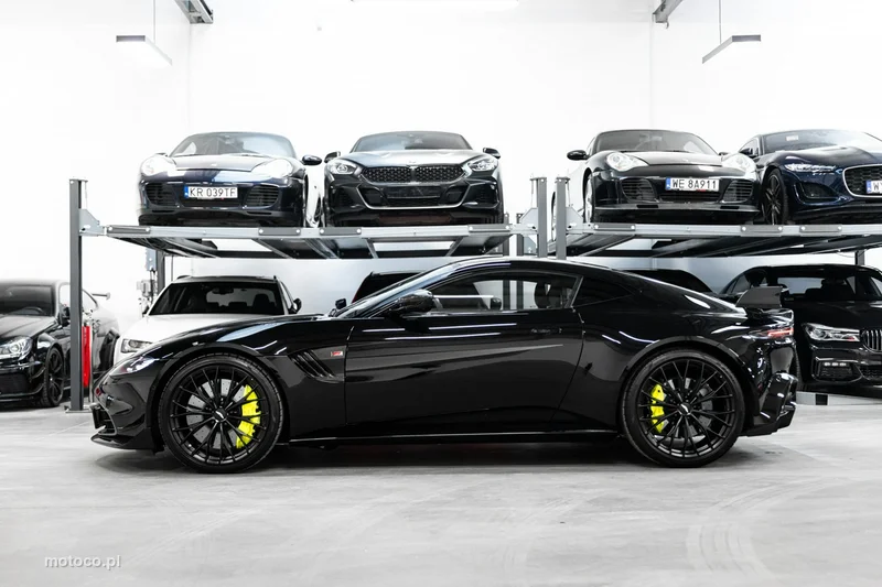 Aston Martin Vantage 8