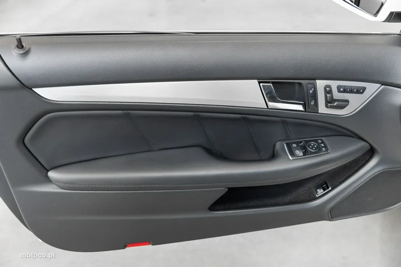 Mercedes-Benz Klasa C W204 C 63 AMG 37