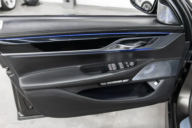 BMW M760 29