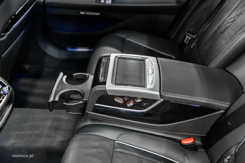 BMW M760 36