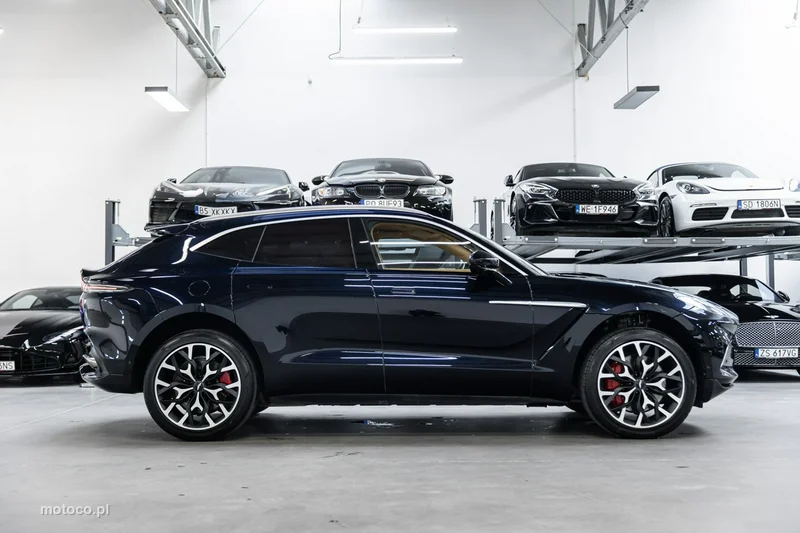 Aston Martin DBX 5