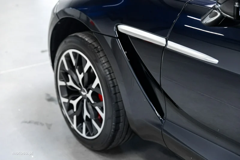 Aston Martin DBX 72