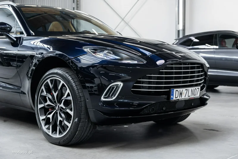 Aston Martin DBX 12