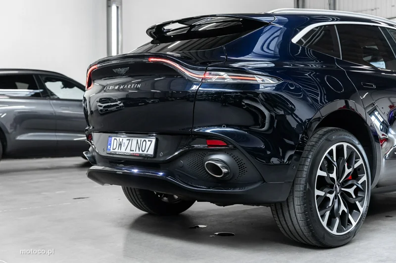 Aston Martin DBX 16