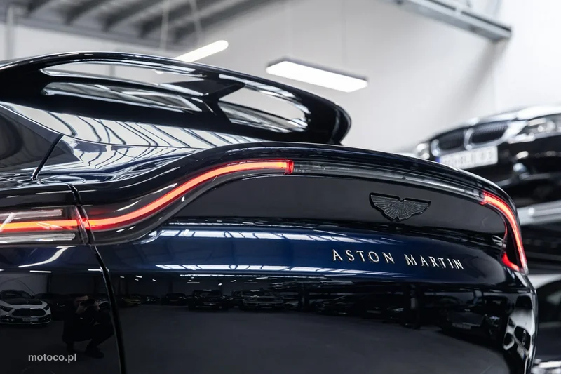 Aston Martin DBX 17