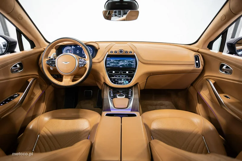 Aston Martin DBX 21