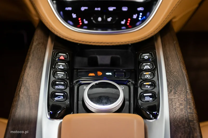 Aston Martin DBX 32