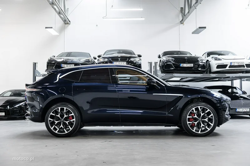 Aston Martin DBX 5
