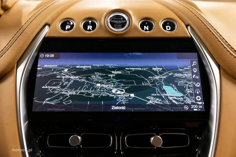 Aston Martin DBX 44