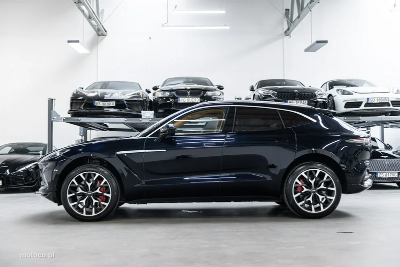 Aston Martin DBX 6