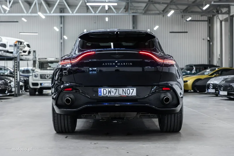 Aston Martin DBX 8