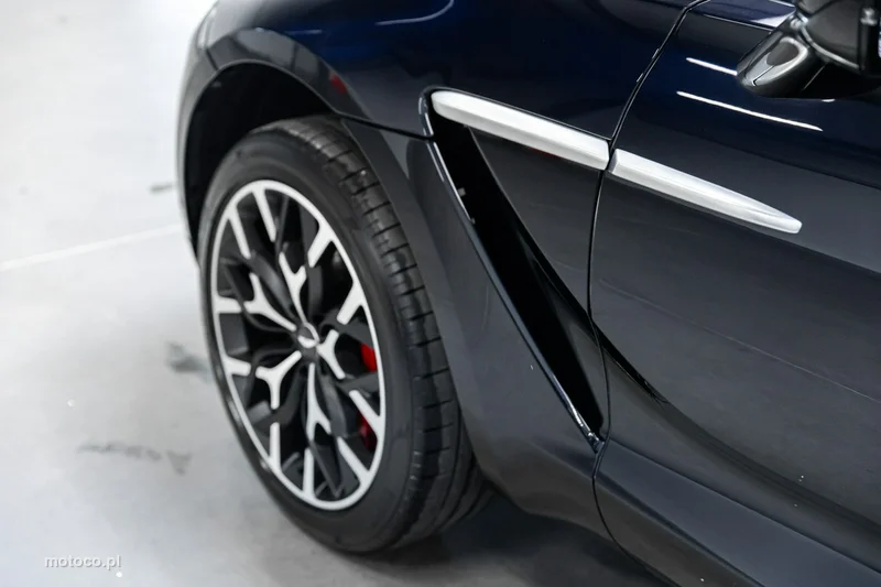 Aston Martin DBX 72