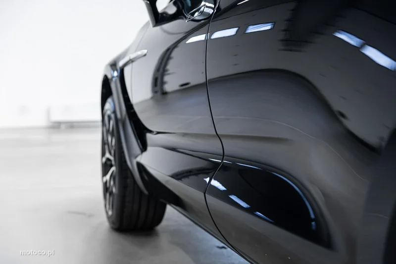Aston Martin DBX 75